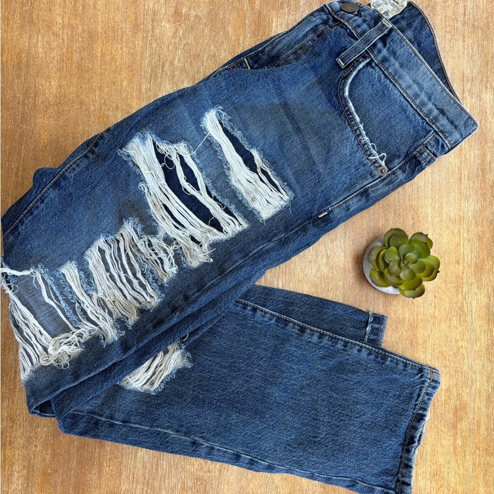 SZ 26 Current Elliot Low Rise The Fling in Westward  Destroyed Jeans